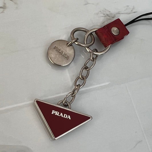 Bordeauxrode zilveren Prada sleutelhanger.